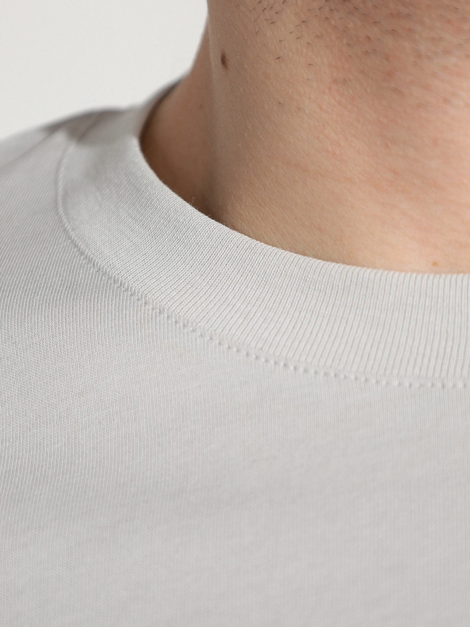 Футболка светло-серого цвета из хлопка